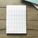 Schriftje A5 `grid` lichtroze met blauw streepje