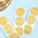 Sticker, rond 30mm, `Kadootje` sunny yellow geel ( per 10 stuks )