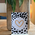 ViaSuuS hartjeslijn , A6 kaart zwart wit met okergeel hartje