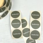 Sticker, rond 30mm, `Kadootje` Rosemary green groen ( per 10 stuks )