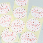 ViaSuuS stipjes in zachte aardetinten , sticker rond 50mm `Feest`  (per 10 stuks)