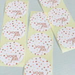 *ViaSuuS stipjes in zachte aardetinten , sticker rond 50mm `Voor jou`  (per 10 stuks)