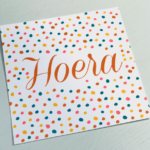 ViaSuuS stipjes vrolijke kleuren, vierkante kaart `Hoera` per stuk