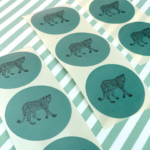Sticker, Walking leopard pine green ( per 10 stuks )