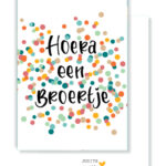 JUDITH maakt , A7 kaartje , `Hoera een broertje` confetti op witte achtergrond