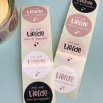 *Sticker rond 35mm `Met veel liefde voor je ingepakt` nude zwart wit tinten ( per 10 stuks )