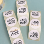 *Sticker rond 35mm `Handmade` wit met zwarte letters ( per 10 stuks )
