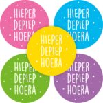 Sticker rond 35mm , `Hieperdepiep hoera`paars blauw groen roze geel ( mix van 10 stuks )