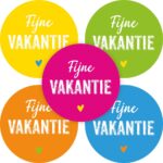 Sticker rond 35mm , `Fijne vakantie met hartje`oranje blauw groen roze geel ( mix van 10 stuks )