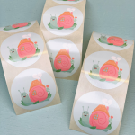 *Tante kaartje , sticker 50 mm Slakje roze oranje mint,  per 10 stuks