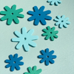 Decoratie bloemen hout blauw / groen mix van 9 stuks ( 5,5cm / 3,5cm )
