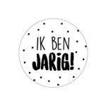Sticker, zwart wit stipjes   ` Ik ben jarig! `  40mm ( per 10 stuks )