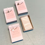 DGD, Doosje met een klein zeepje `Hartelijk gefeliciteerd` zacht roze ( per stuk )