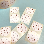 Sticker,  35mm , Dennenboompjes / kerstboompjes print , roze / bruin / groen ( per 10 stuks )