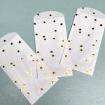 Pergamijn zakje `rounded top` semi transparant met gouden stipjes , 7cmx13cm ( per stuk )