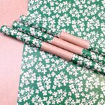 Kadopapier / inpakpapier `Flowers` felgroene basis met bloemetjes print wit met oranje( 30cmx1meter)