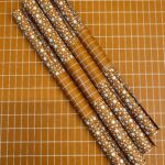 Kadopapier / inpakpapier `Grid roest caramel / Sprinkles wit`  ( 30cmx1meter)