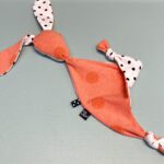 Ook Wauw , Knuffelkonijn, Koraal roze / stippen zwart wit