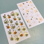 Paper Poetry, 2 stickervellen, Bijtjes en bloemetjes ( 45 stickers per 2 verschillende vellen )