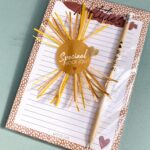 Kadosetje voor de juf, A5 notitieblok van Studio Steef in een warme kleur + potlood `De liefste juf`