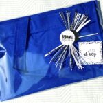 Kadootje voor de meester of juf! Blauwe tas + mini kaart `t zit d`rop `