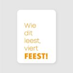 Sticker rechthoek 44mm x 32mm `Wie dit leest viert feest` oranje letters ( per 10 stuks )