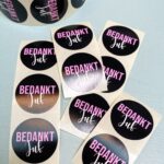 Sticker 35mm `Bedankt juf` zwart met roze en wit  ( per 10 stuks )