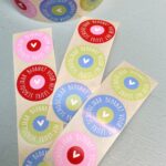 Sticker 35mm `Bedankt voor het leuke schooljaar` rood groen blauw roze  ( mix van 10 stuks )