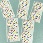 ViaSuuS lijn, Sticker 30mm `Confetti` stippen print in roze geel oranje groen blauw ( per 10 stuks)