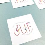 By Streepjes Designs, vierkant kaartje 10cmx10cm `Voor de allerliefste en leukste juf` ( exclusief envelop )