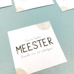 By Streepjes Designs, vierkant kaartje 10cmx10cm `Voor de leukste meester` ( exclusief envelop )