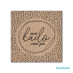 Sticker vierkant 45mm `Een kado voor jou` kraft basis met zwarte stippen ( per 10 stuks )