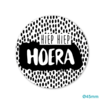 Sticker rond 45mm `Hiep hiep hoera` witte basis met zwarte stippen ( per 10 stuks )