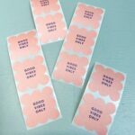 *Sticker, vierkant met bolletjes aan de randen `Good vibes only` ( mix van 10 stuks )