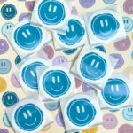 ViaSuuSlijn `Don`t worry, Be happy!`sticker 62mm (!) Blauwgroene smiley ( per 10 stuks )