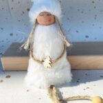 Engeltje decoratie super zachte stof +/_ 25cm , Off white met boompje in handjes , om op te hangen of neer te zetten ( per stuk )