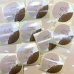 Studio Jans, sticker 45mm `Little gift`  ( per 10 stuks )