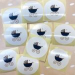 Studio Jans, sticker 45mm `Kinderwagen blauw`  ( per 10 stuks )