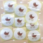 Studio Jans, sticker 45mm `Kinderwagen roze`  ( per 10 stuks )