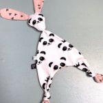 Ook Wauw , Knuffelkonijn, Panda print zwart wit / poederroze met grijze driehoekjes