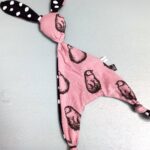 Ook Wauw , Knuffelkonijn, Oud roze met pinquin print / zwart met witte vlekjes