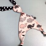 Ook Wauw , Knuffelkonijn, Zalmroze walvisjes print / zwart met witte vlekjes