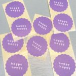 *Stickers, rond met schulprandje 50mm `Happy happy` paars ( per 10 stuks )