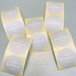 *Stickers, rond met schulprandje 50mm `Hoera` licht blauw ( per 10 stuks )