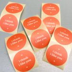 Stickers, rond 50mm `I think I like you` poppy red ( per 10 stuks )
