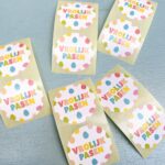 Stickers, rond 35mm `Vrolijk pasen` gekleurde letters en eitjes   ( mix van 10 stuks )