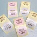 *Stickers, rond 35mm `Liefs speciaal voor jou` pastel met kartelrandje  ( mix van 10 stuks )