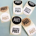 *Stickers, rond 35mm `Brievenbus post` zwart / wit / kraft ( mix van 10 stuks )