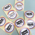 Stickers, rond 35mm `Super trots op jou` rood wit blauw ( avondvierdaagse )  ( per 10 stuks )