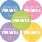 Sticker rond 35mm `Een hele fijne vakantie met zonnetje` blauw groen roze geel paars ( mix van 10 stuks )